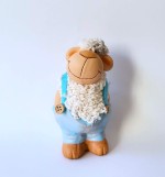 Figurka ovečka v kalhotách